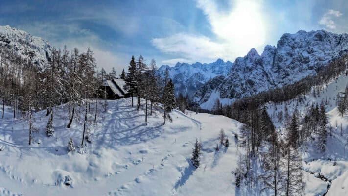 Celoročne otvorená vysokohorská chata v priesmyku Vršič Slovinsko